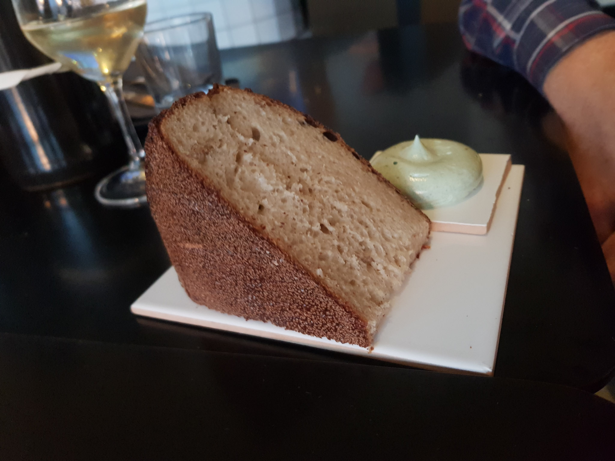 Brød med tangsmør på Kødbyens Fiskebar
