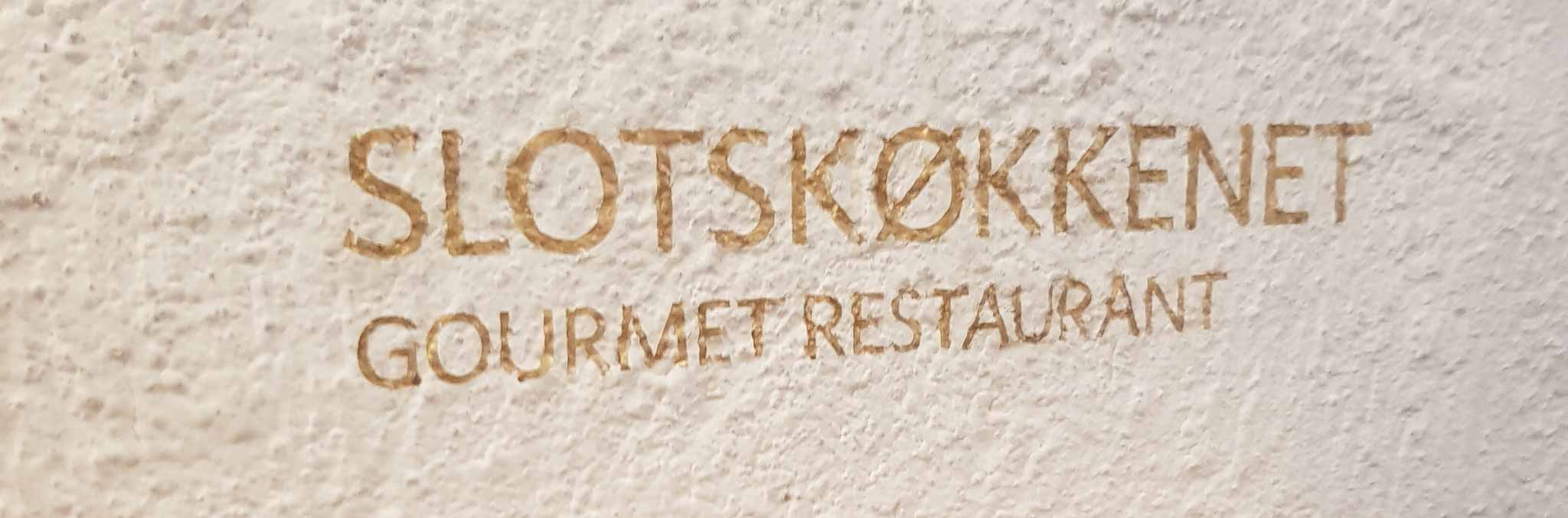 Skrift på væggen - "Slotskøkkenet - Gourmet Restaurant"