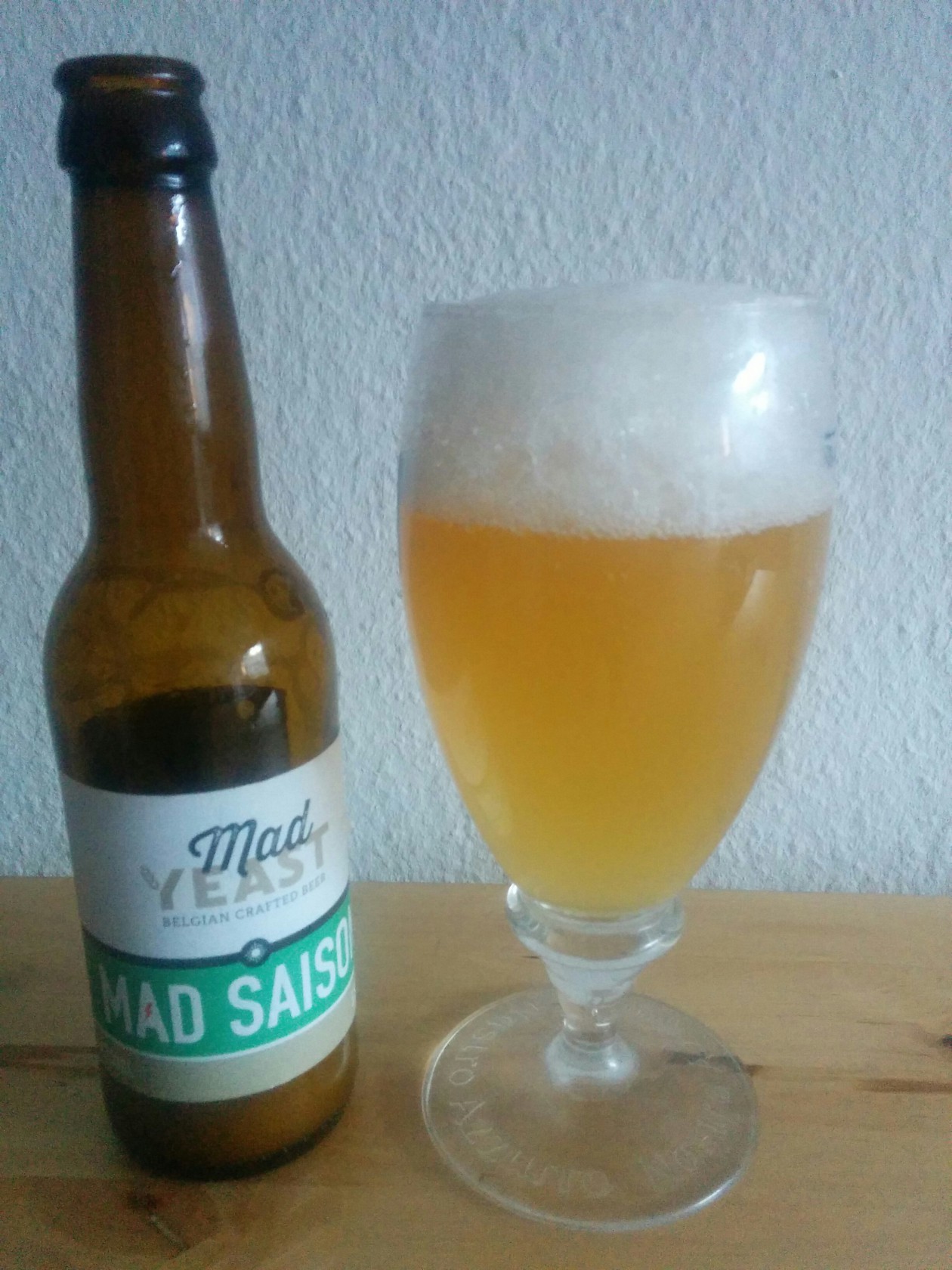 Mad Yeast - Mad Saison - i Flaske og glas